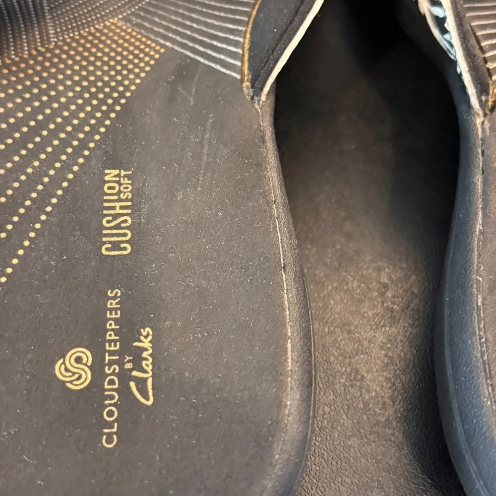 Clarks Cloudsteppers Flip Flops Womens sz 9M Black White Zebra Comfort summer